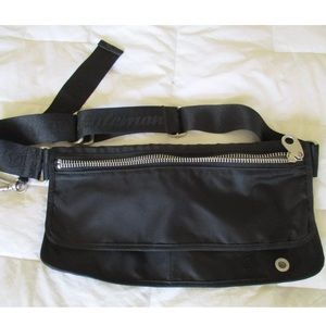 New without tag Lululemon pooch pouch fanny pack